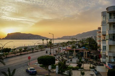 Günbatımında Antalya şehrinin güzel manzarası 