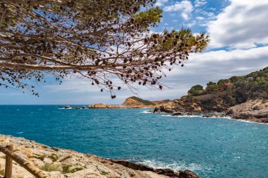 Begur köyündeki sahil yolu ve Sa Tuna plajı. 