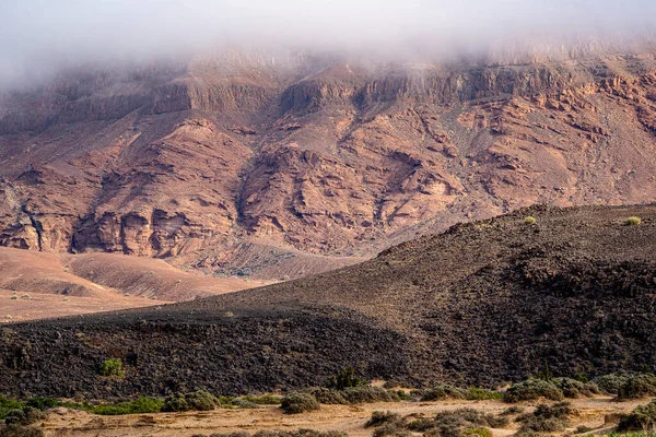 Montanha Nebulosa Deserto Namíbia Primeiro Plano Uma Colina Rochosa — Fotografia de Stock