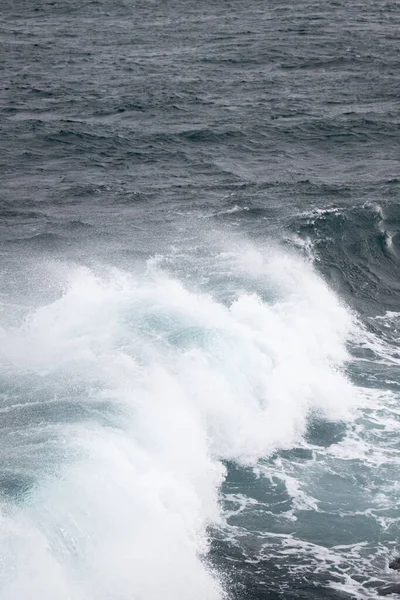 Strong Waves Breaking Windy Day — Fotografia de Stock