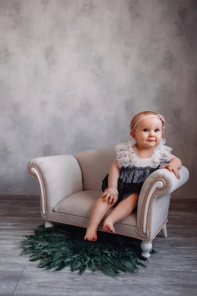 Χαριτωμένο Νεογέννητο Στον Καναπέ Βρέφος Κορίτσι Κάθεται Ειδικά Μικρά Έπιπλα — Φωτογραφία Αρχείου