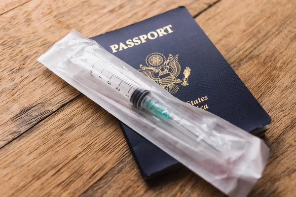 Una Siringa Passaporto Americano Blu Seduti Tavolo Legno — Foto Stock