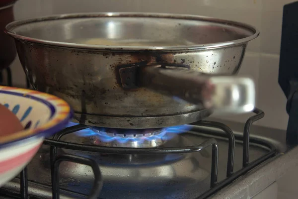 Железная Сковорода Кипящая Немного Воды Макаронами Плите Огнем — стоковое фото