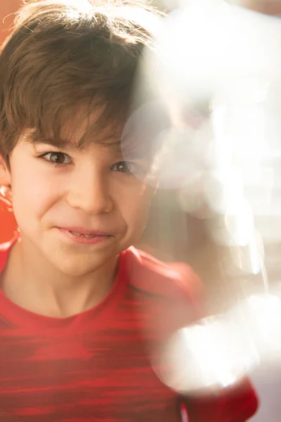 Porträt Eines Charmanten Fröhlichen Jungen Einem Roten Shirt Mit Sonnenstrahlen — Stockfoto