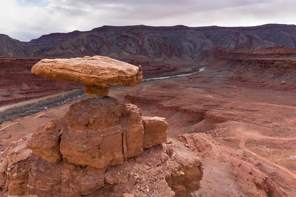 Klättrare Tar Utsikten Över Mexikanska Hat Rock — Stockfoto