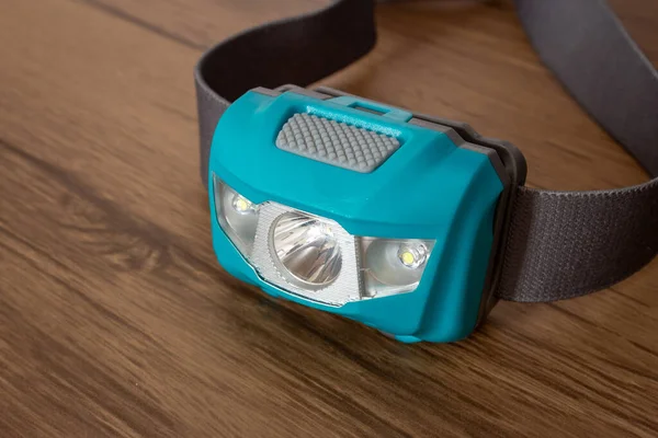 Teal Led Stirnlampe Ausgeschaltet Auf Einem Holztisch Zeigt Das Elastische — Stockfoto