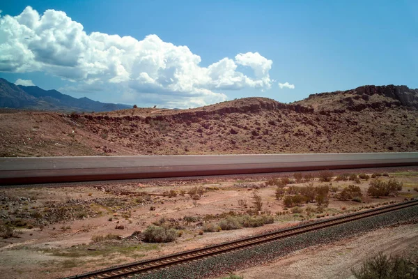 火车在沙漠峡谷铁路轨道上行驶时模糊不清 — 图库照片