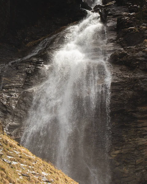 Prachtige Waterval Met Donkere Achtergrond — Stockfoto