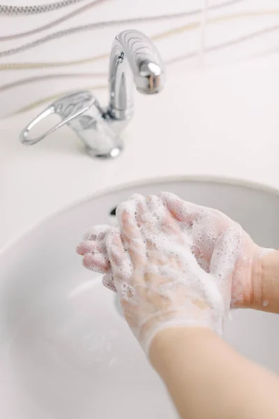 用肥皂泡沫洗手 — 图库照片