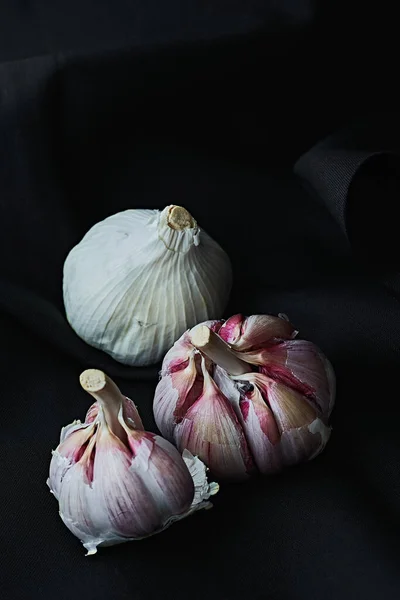 Cabezas Ajo Púrpura Sobre Tela Oscura Concepto Naturaleza Muerta —  Fotos de Stock