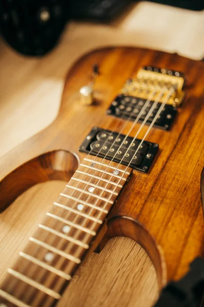 木制电吉他的细节特写 — 图库照片