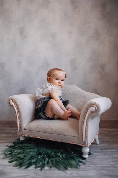 Kanepede Yeni Doğmuş Şirin Bir Bebek Küçük Kız Özel Bebek — Stok fotoğraf