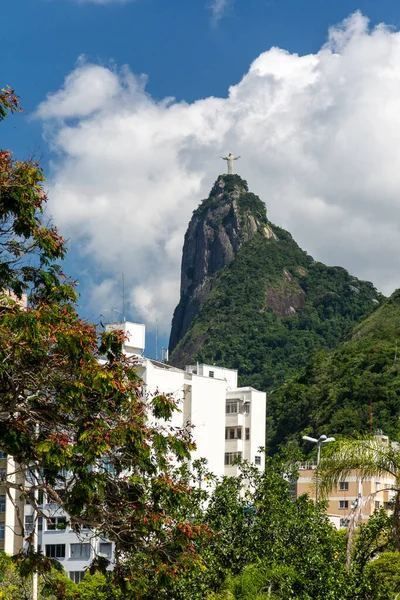 Gyönyörű Kilátás Corcovado Hegyre Megváltó Krisztusra Szobor Épületek Mögött Botafogo — Stock Fotó