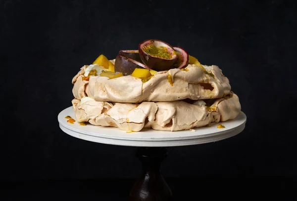 Bolo Pavlova Com Maracujá Manga Limão Creme Banana Fundo Escuro — Fotografia de Stock