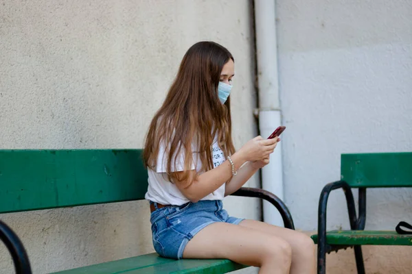 Young Woman Sitting Bench City Park Face Mask Covid19 Concept — ストック写真