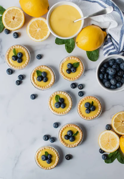 Overhead View Mini Lemon Tarts Blueberries Marble Counter — Stock Photo, Image