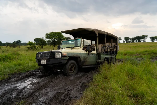 Safari Džíp Uvízl Bahně Během Období Dešťů — Stock fotografie