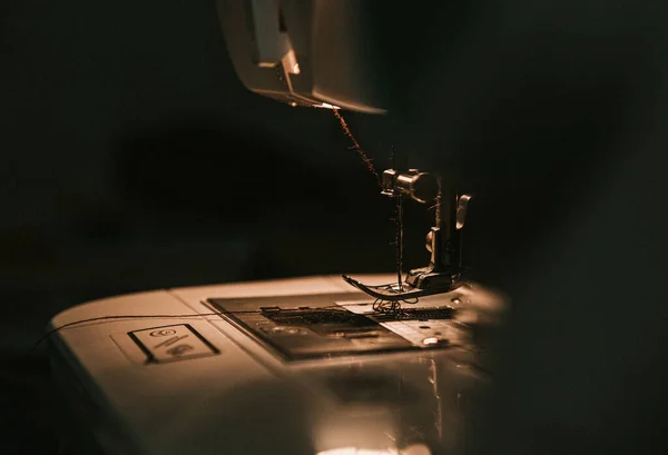 Oude Naaimachine Met Zwarte Draad Schaar Naald Een Oude Grungy — Stockfoto