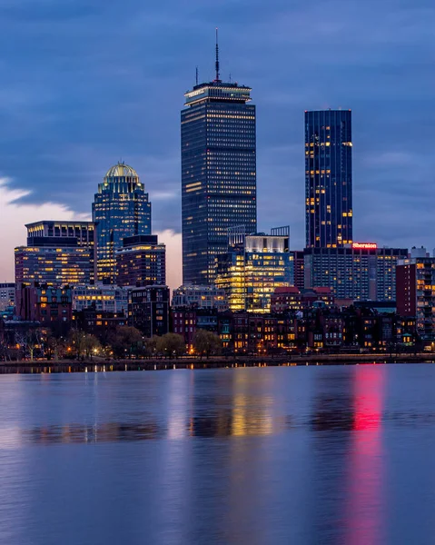 Edificios Paisaje Urbano Hora Azul Reflejados Agua —  Fotos de Stock