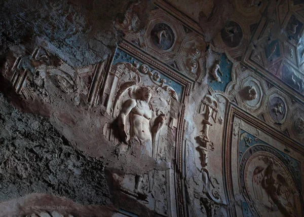 Kanatlı Figür Pompei Nin Antik Yunan Harabelerindeki Hamamların Süslü Tavanına — Stok fotoğraf