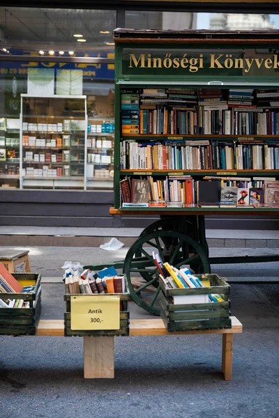 通りの書店市場 木製のワゴンの本棚 — ストック写真