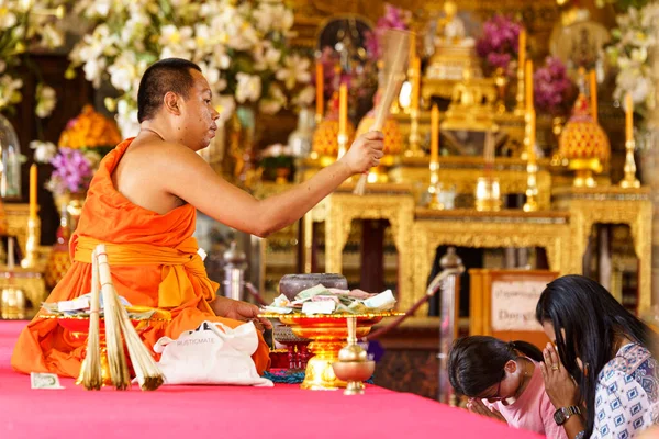 Βουδιστής Μοναχός Δίνει Ευλογία Δύο Ανθρώπους Μέσα Ένα Ναό — Φωτογραφία Αρχείου