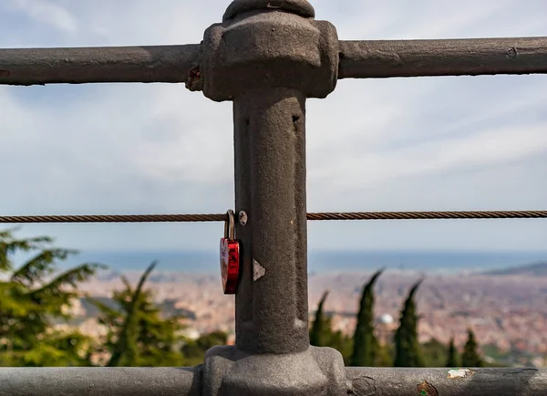 Railing Com Bloqueio Dos Amantes Com Toda Cidade Barcelona Nas — Fotografia de Stock