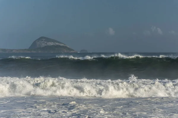 在巴西里约热内卢Leblon海滩 大浪在一天的汹涌中坠毁的美丽风景 — 图库照片