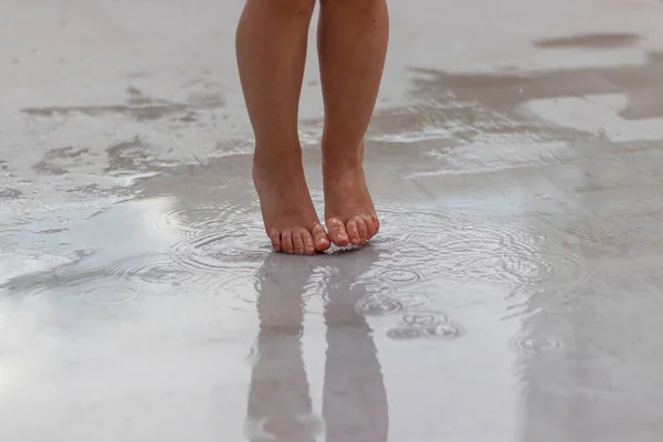 Kindervoeten Spelen Met Een Plas Water Grijze Grond — Stockfoto