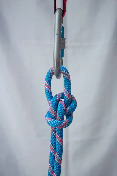 Węzeł Bowline Przywiązany Liną Wspinaczkową Karabinka Kształcie Gruszki — Zdjęcie stockowe