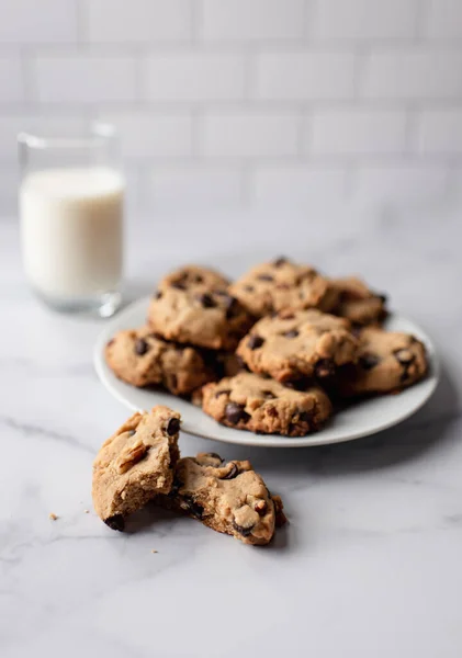 Plåt Choklad Chip Cookies Och Mjölk Vit Marmor Disk — Stockfoto