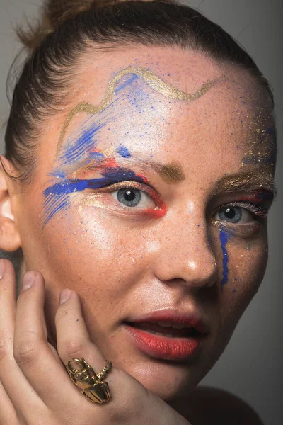 Hermoso Retrato Niña Con Moda Colorido Maquillaje Arte — Foto de Stock