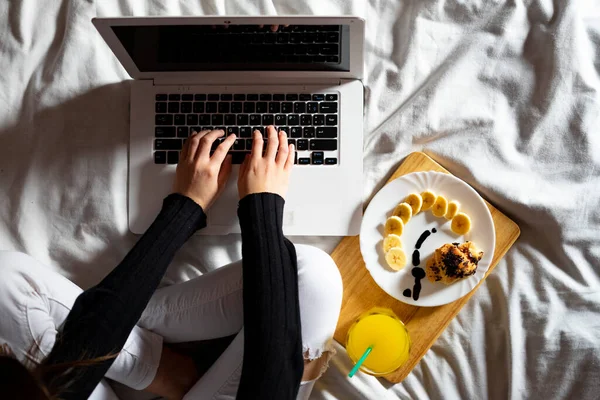 Mulher Trabalhando Com Laptop Tomando Café Manhã Cama Trabalho Casa — Fotografia de Stock