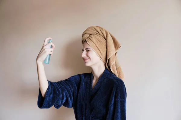 Vrouw Een Badjas Met Een Handdoek Haar Hoofd Brengt Cosmetica — Stockfoto