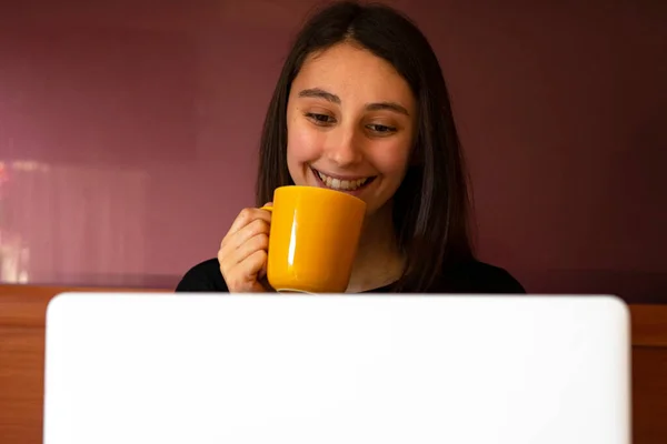 Frau Trinkt Einen Kaffee Während Sie Den Computer Benutzt Arbeiten — Stockfoto