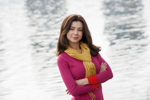 Hermosa Chica Morena Posando Cerca Del Río Otoño — Foto de Stock