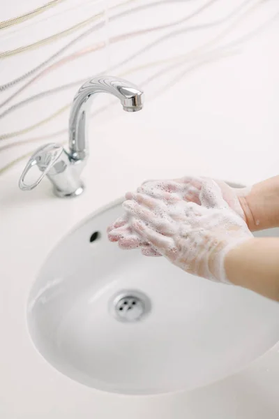 用肥皂泡沫洗手 — 图库照片