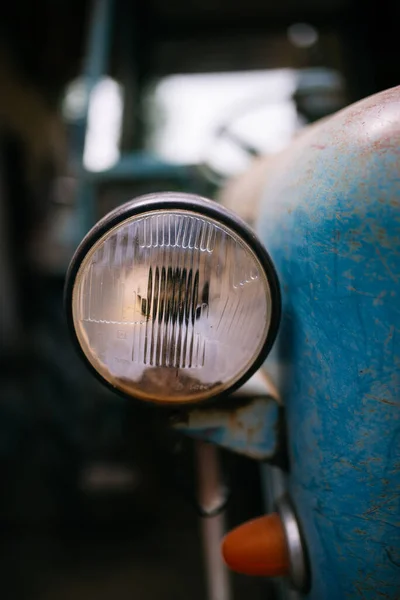 Gros Plan Grand Angle Phare Avant Droit Sur Vieux Tracteur — Photo