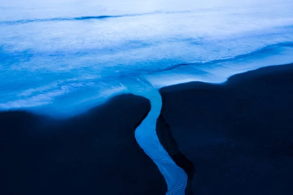 Smll Stream Επιστρέφει Νερό Στον Ωκεανό Στην Εναέρια Παραλία — Φωτογραφία Αρχείου