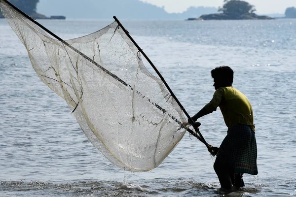 Αλιέων Που Αλιεύουν Στον Ποταμό Brahmaputra Κατά Διάρκεια Του Πανεθνικού — Φωτογραφία Αρχείου