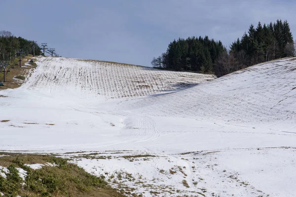 Λευκό Χιόνι Καλύπτει Γρασίδι Ελεύθερης Βοσκής Ποικίλο Έδαφος Καθιστά Ιδανικό — Φωτογραφία Αρχείου