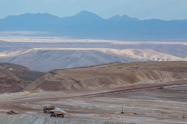 Distant Mountains Dump Trucks Foreground Strip Mine Landscape — Stock Photo, Image