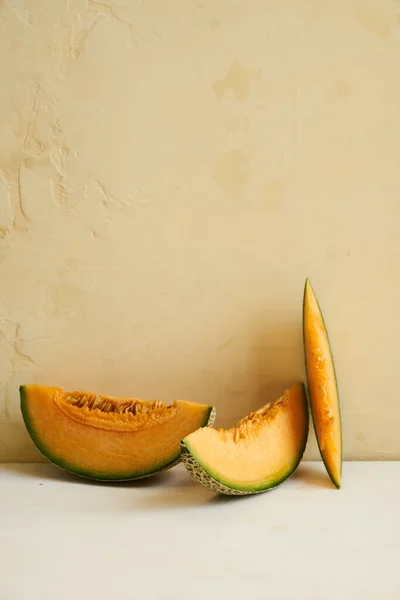 Fresh Bright Cantaloupe Slices Pale Yellow Setting — Stock Photo, Image