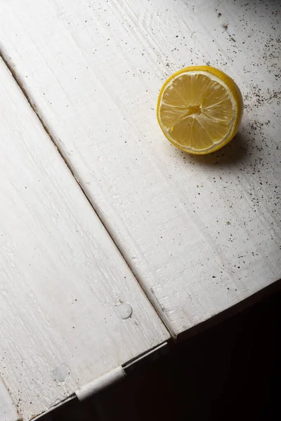 Желтые Лимоны Черной Чаше Белом Деревянном Столе — стоковое фото