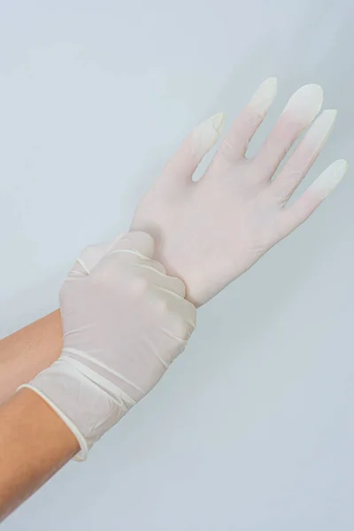 Женские Руки Надевают Латексные Перчатки — стоковое фото