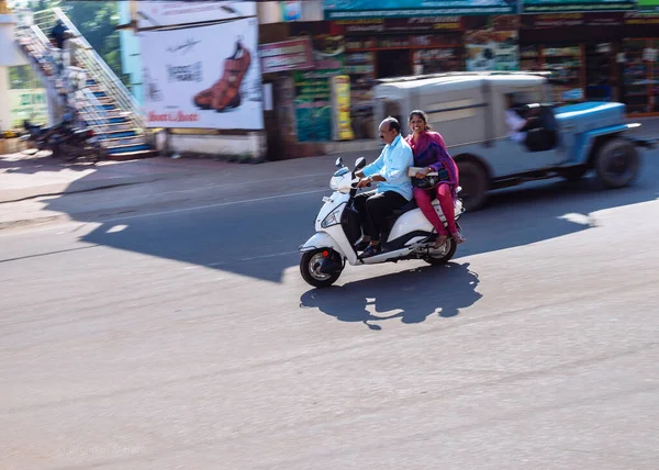 Man Keeps Eyes Road While Speeding White Scooter Smiling Woman — Stock Photo, Image