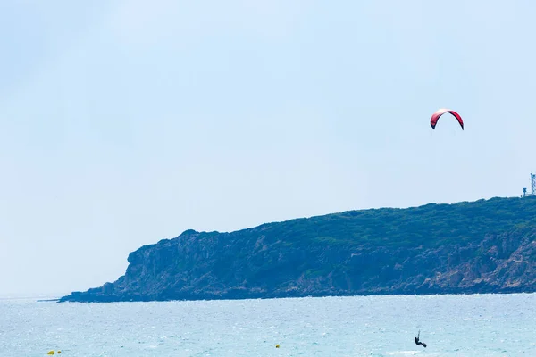 Kitesurfer Σιλουέτα Κόκκινο Χαρταετό Στην Ισπανική Παραλία Της Μπολόνια — Φωτογραφία Αρχείου