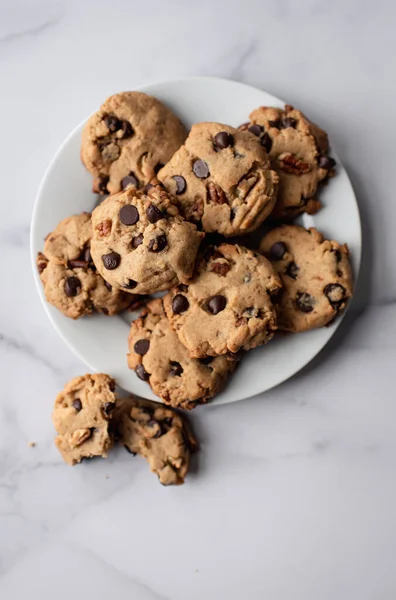 Overhead Närbild Nybakade Chocolate Chip Cookies Tallrik — Stockfoto