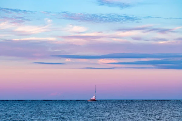 Weißes Segelboot Isoliert Ozean Unter Einem Warmen Sommerhimmel — Stockfoto