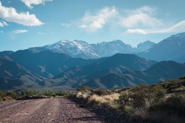 Bir Toprak Yol Manzarası Mendoza Arg Daki Dağları Sıradağları Nevada — Stok fotoğraf